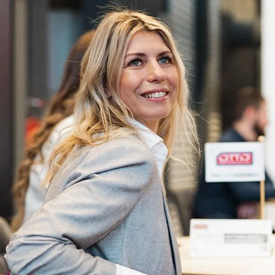 Pracowniczka OTTO przy stanowisku rekrutacyjnym