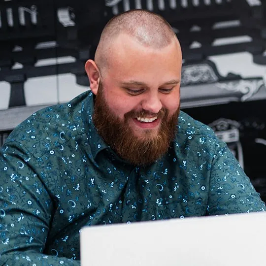 Pracownik OTTO przy laptopie